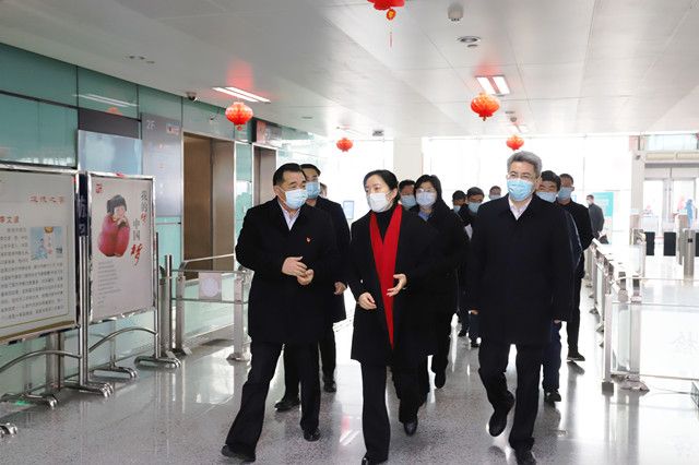 市領(lǐng)導(dǎo)至車(chē)站走訪慰問(wèn)和疫情防控、保供應(yīng)保安全保暢通工作督查