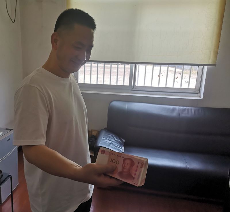 點贊！拾金不昧好的哥 萬元現金物歸原主